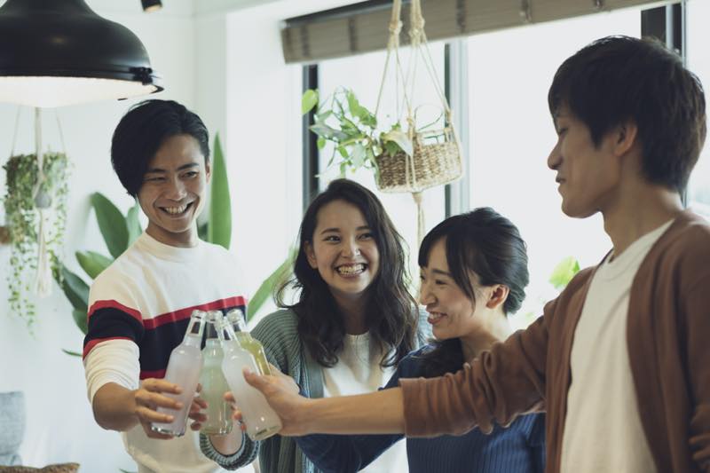 男性と女性が宅飲みしている写真