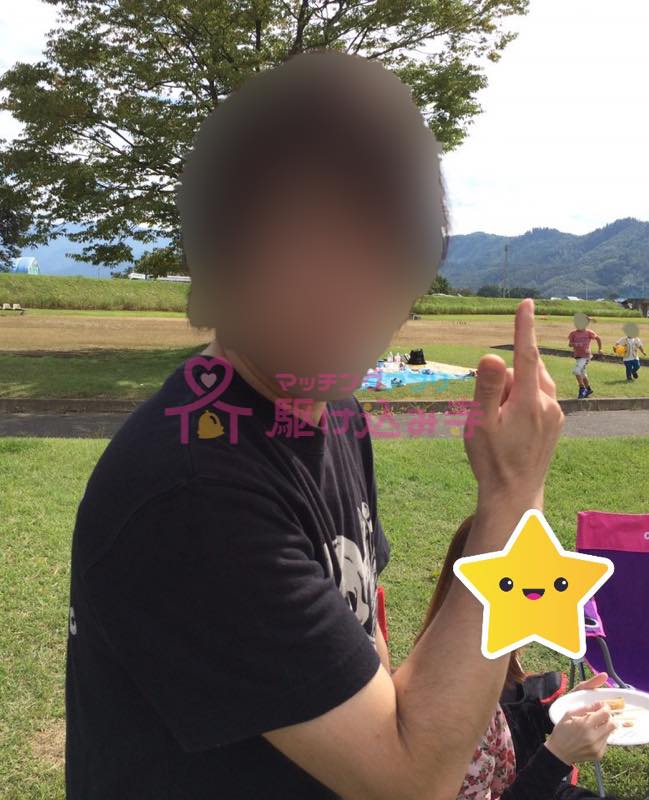 カメラの前でポーズをとる男性の写真