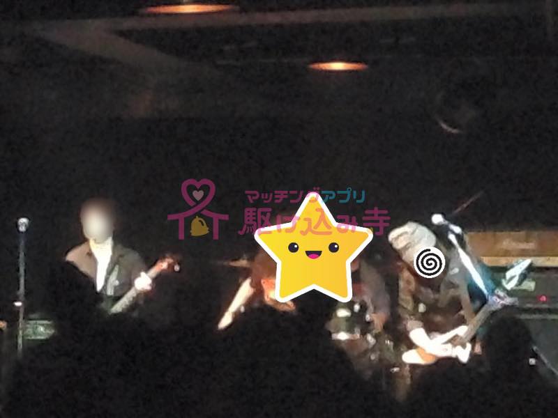 ライブハウスでライブをしているグループの写真