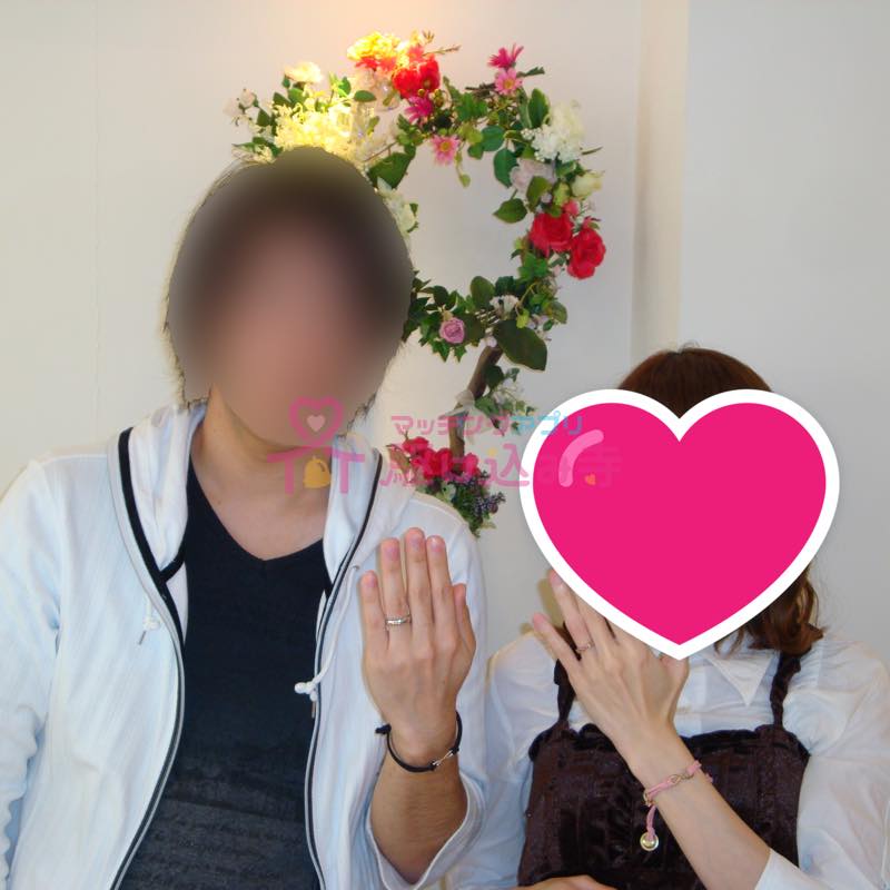 結婚指輪を見せている夫婦の写真