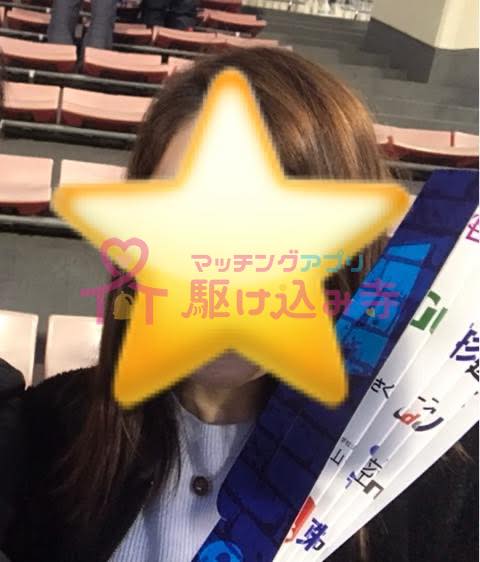 スタジアムで試合の応援をしている女性の写真