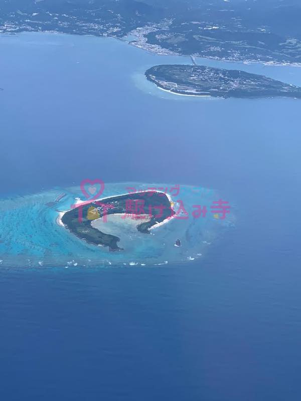 飛行機から見た島の写真