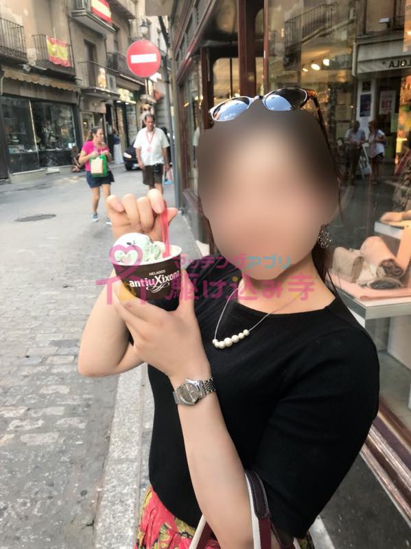 アイスクリームを食べる女性の写真