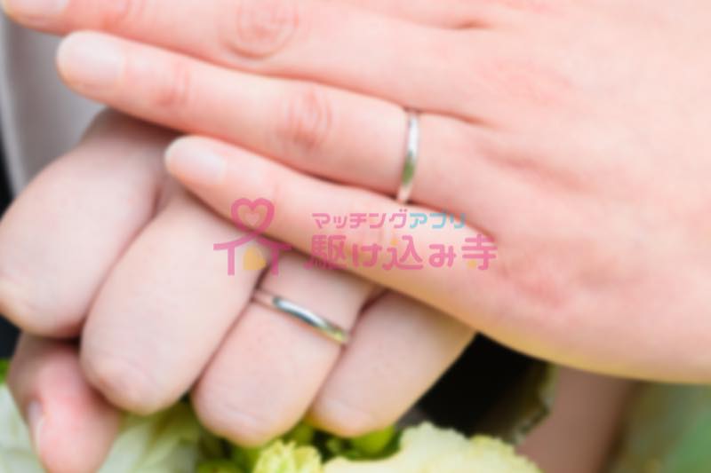 男女の結婚指輪の写真