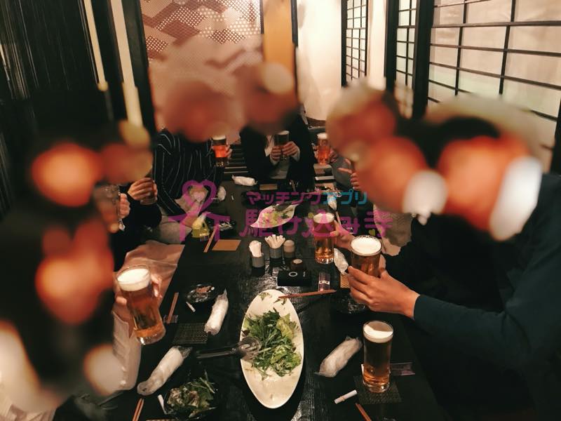 大人数で飲み会している写真