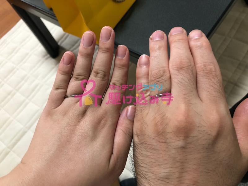 手を並べて結婚指輪を撮影した写真