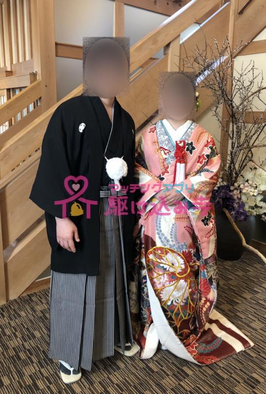 和装の新婚カップルの写真