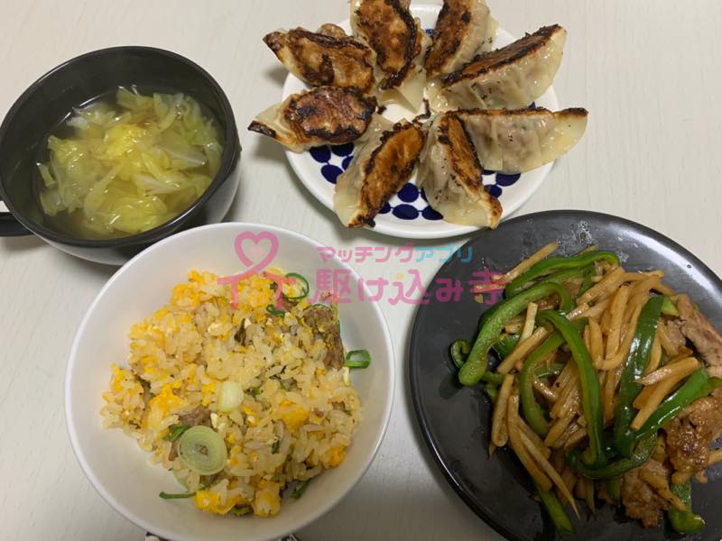 餃子、青椒肉絲、チャーハン、スープなどの手作り料理の写真