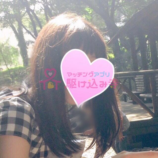 ログハウスの前にいる女性の写真