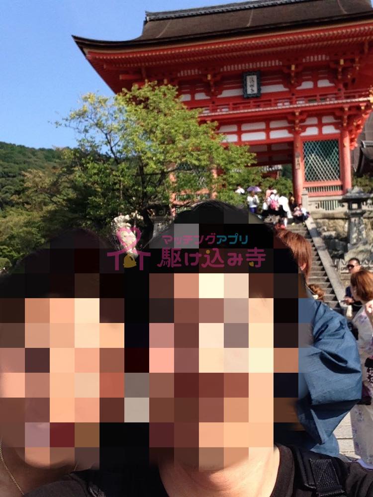 京都にいるカップルが自撮りしている写真