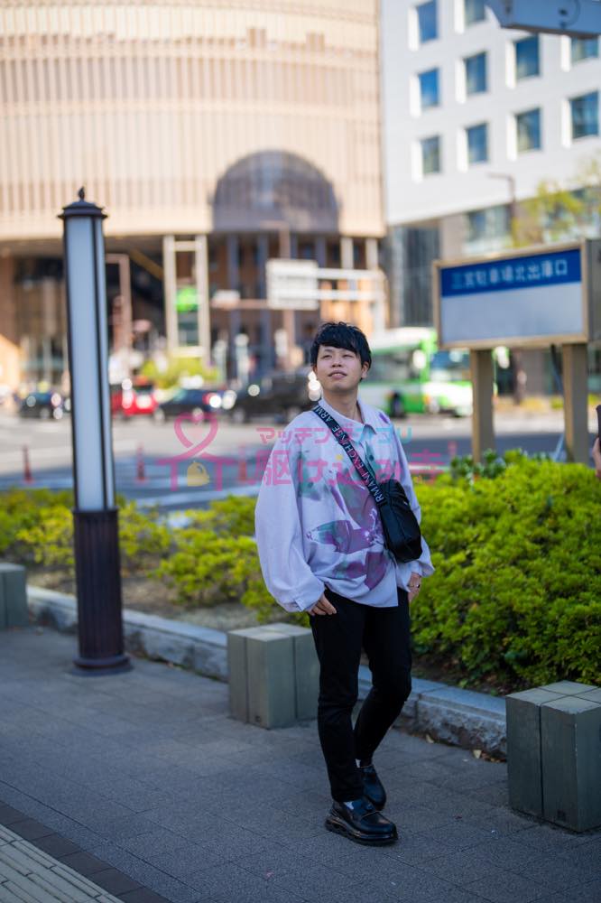 歩道を歩く男性の写真