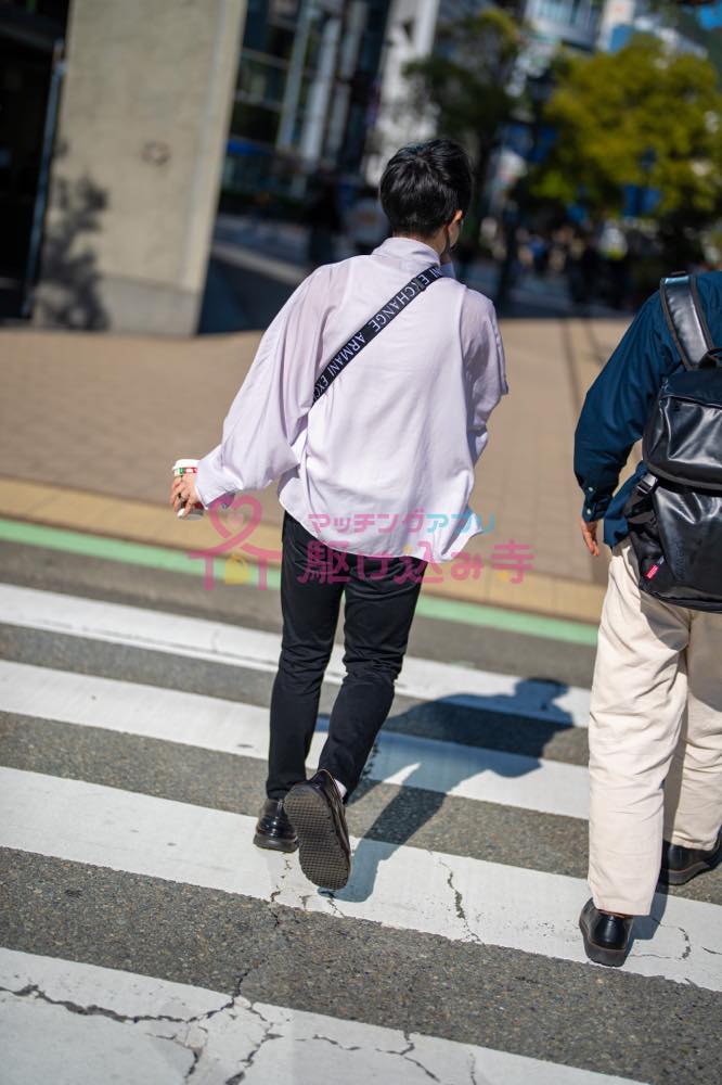 神戸市内を歩く二人の男性の写真