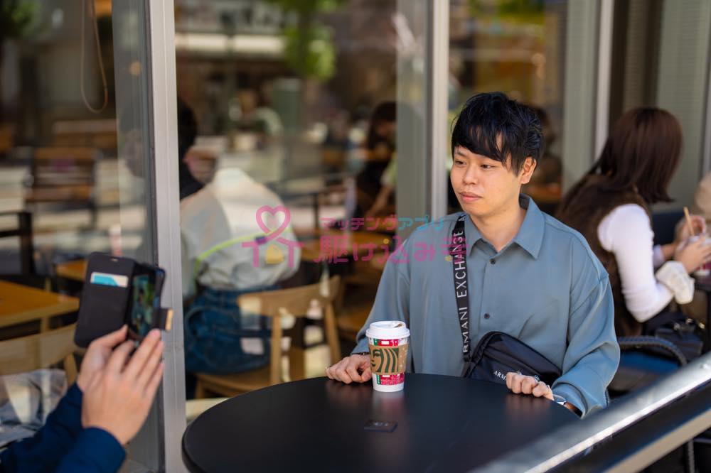 カフェの男性の写真