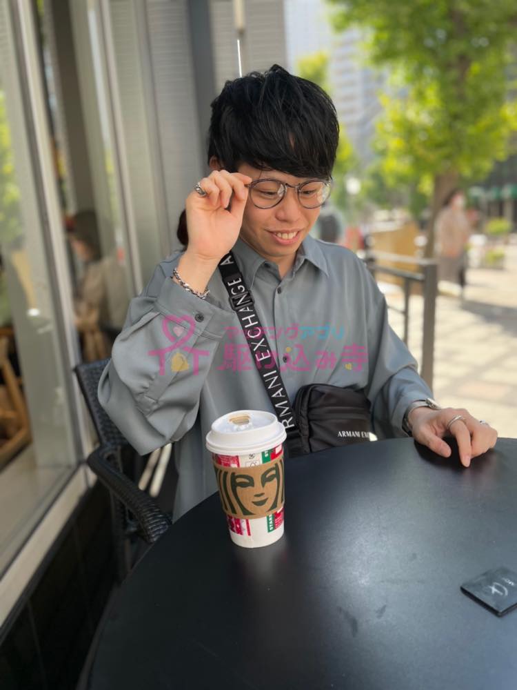 カフェの男性の写真