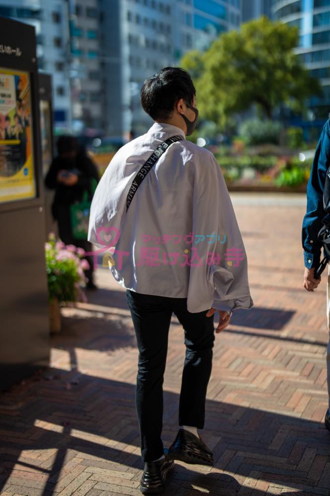 神戸を歩く男性の写真