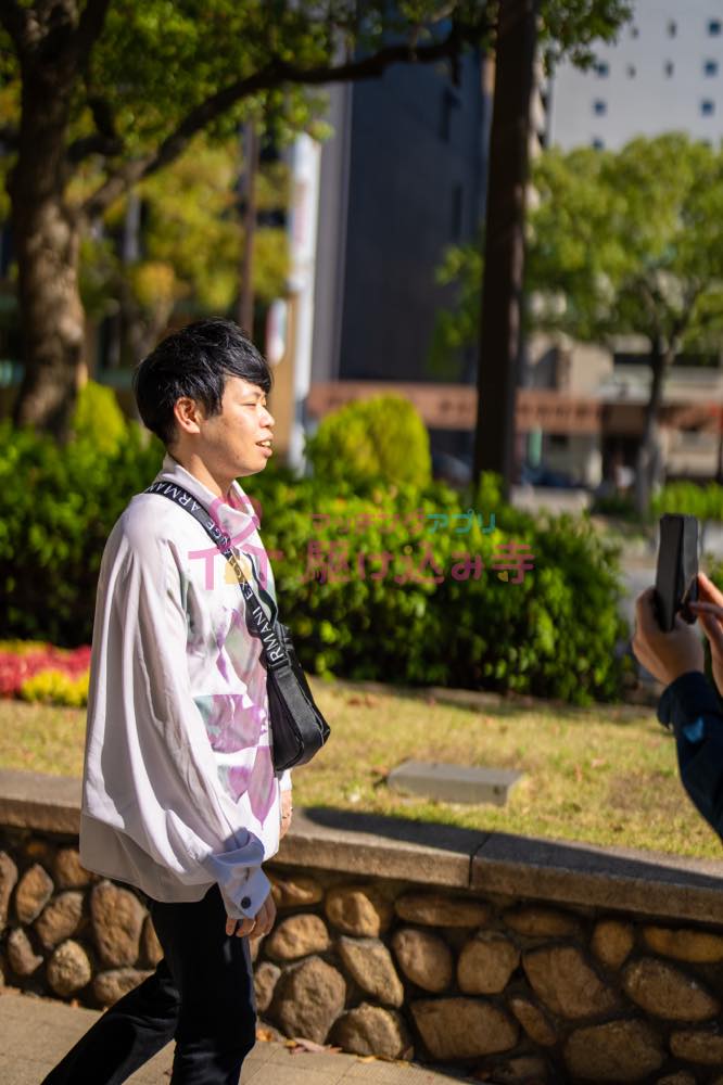 歩道を歩く男性の写真