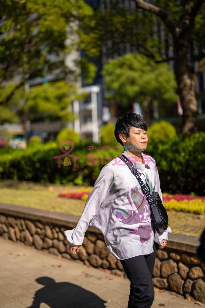 歩道を歩く男性の写真