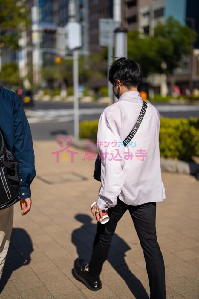 神戸市内を歩く二人の男性の写真