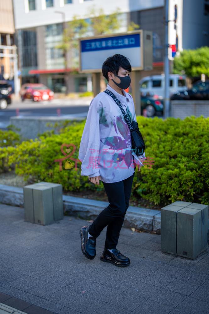 歩道を歩く男性の写真