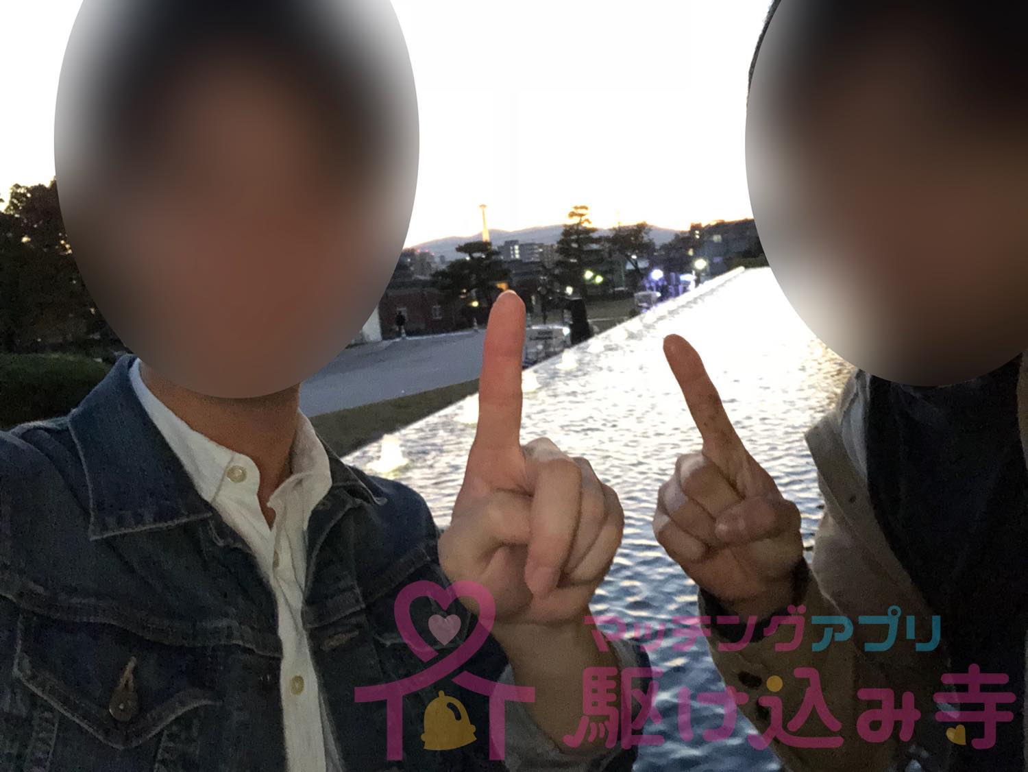 カップルがカメラに向かってポーズする写真